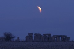 月は月食中、地球の影に入る。写真は英イングランドのエイムズベリーから見た光景＝１４日